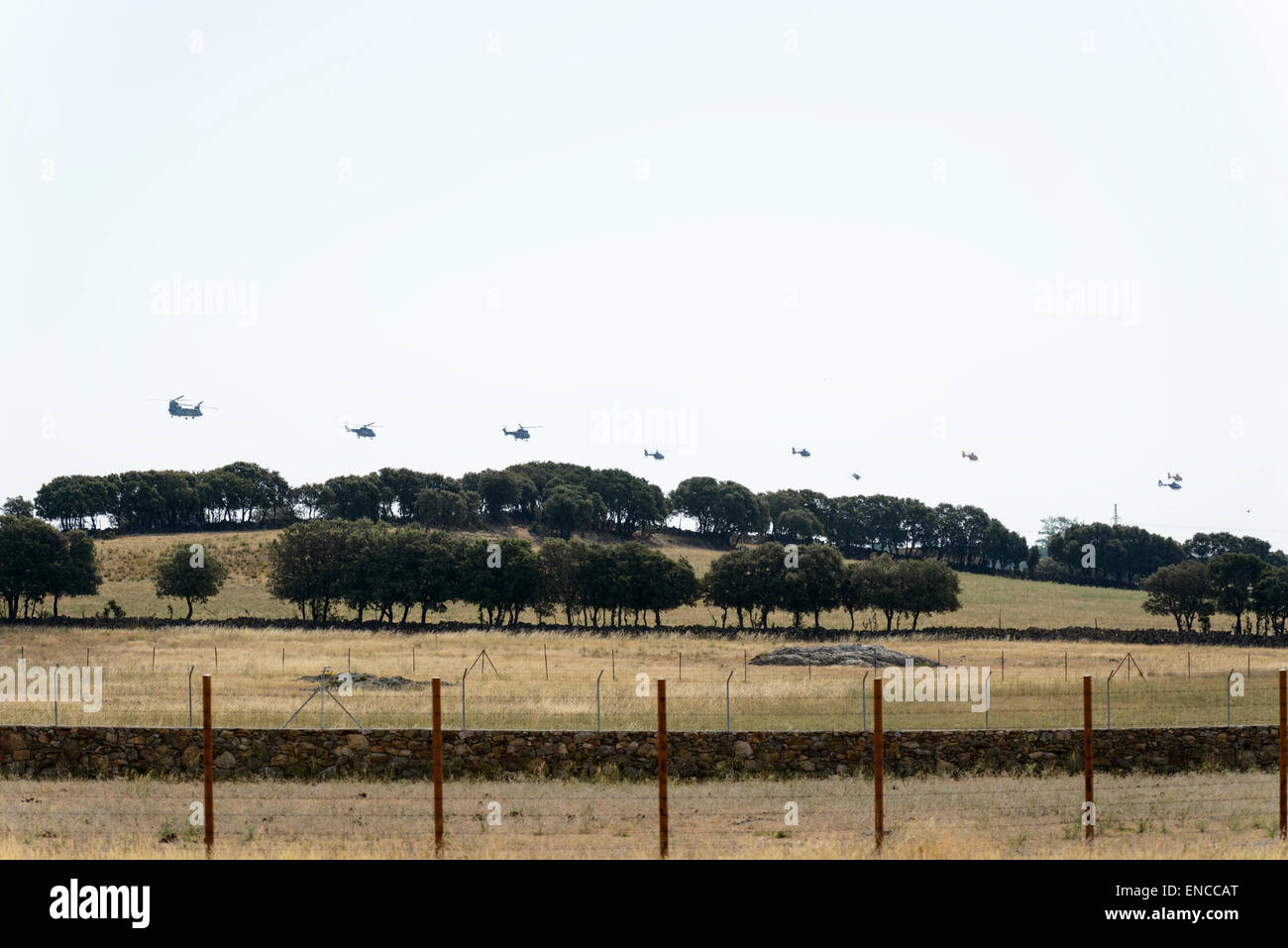 A pochi Eurocopter Super Puma elicotteri volare in linea su una fattoria Foto Stock