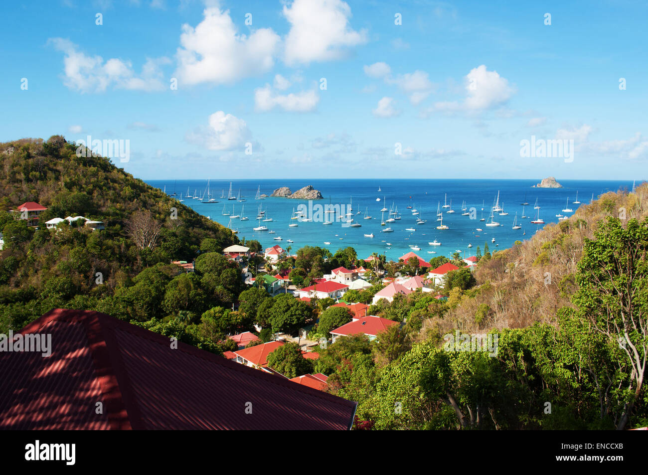 Saint-Barthélemy, French West Indies: il Mar dei Caraibi e la yacht ancorati al marina di Gustavia visto dal villaggio di Corossol Foto Stock