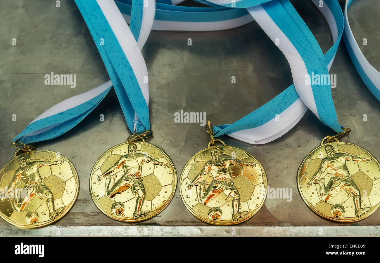 Medaglie,medaglia d'oro,football,league,vincere,sport,concorso,scende,pioggia,junior,gioventù,successo,award,giochi,vittoria,nastro,primo,top Foto Stock