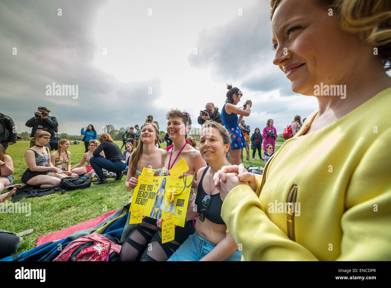 Londra, Regno Unito. Il 2 maggio, 2015. Cathy Newman dal canale 4 News unisce i manifestanti durante "tenendo dietro la spiaggia" donne la protesta in Hyde Park Credit: Guy Corbishley/Alamy Live News Foto Stock