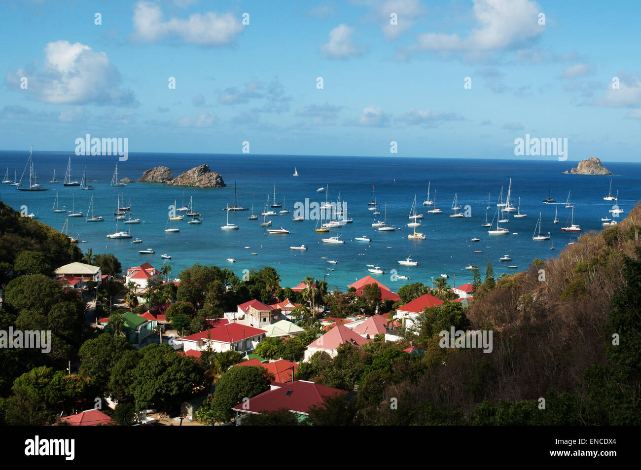 St Barth, St. Barths, Saint-Barthélemy: il Mar dei Caraibi con le barche a vela nel porto di Gustavia visto dal villaggio di Corossol Foto Stock