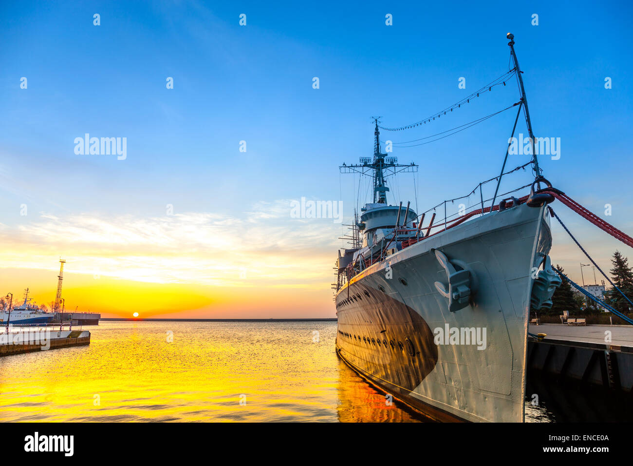 Nave da Guerra a sunrise nel porto di Gdynia, Polonia. Foto Stock