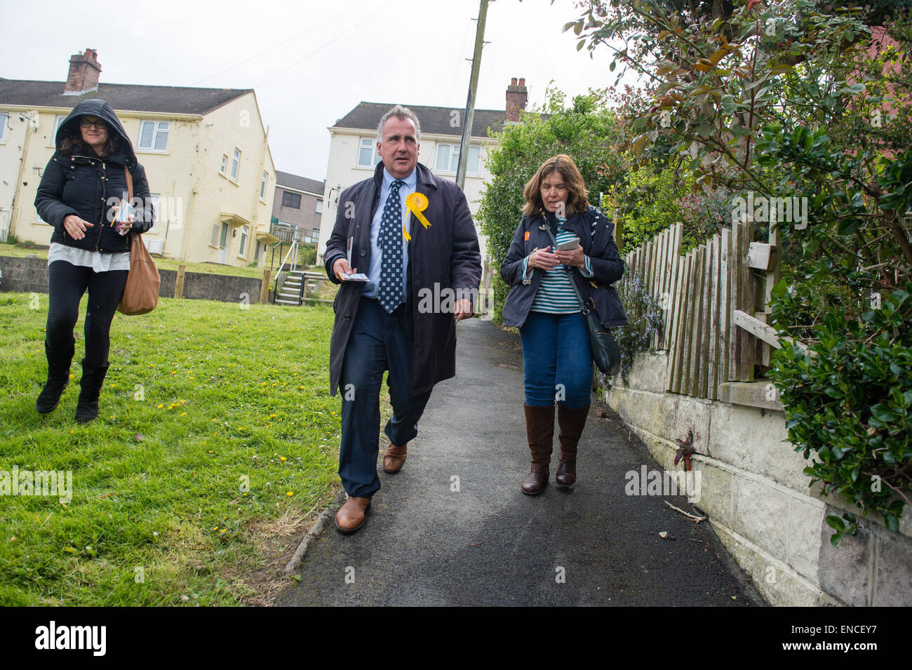 Aberystwyth, Wales, Regno Unito. Il 2 maggio, 2015. L'ultimo sabato del 2015 campagna elettorale, Lib Dem candidato nella circoscrizione Ceredigion MARK WILLIAMS tele in un quartiere residenziale alla periferia di Aberystwyth. La Lib Dems ha attualmente tenere il collegio elettorale con una maggioranza di circa diecimila voti ma si trovano di fronte a una forte sfida DA MIKE PARKER di Plaid Cymru Credito: keith morris/Alamy Live News Foto Stock