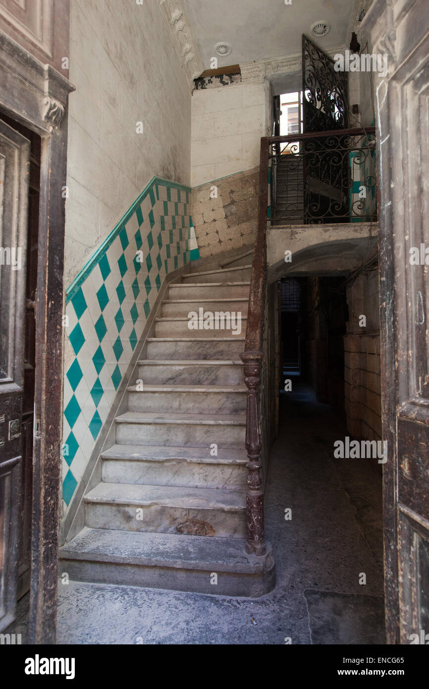 Una scala ben all'interno di un edificio fatiscente in Avana, Cuba. Foto Stock