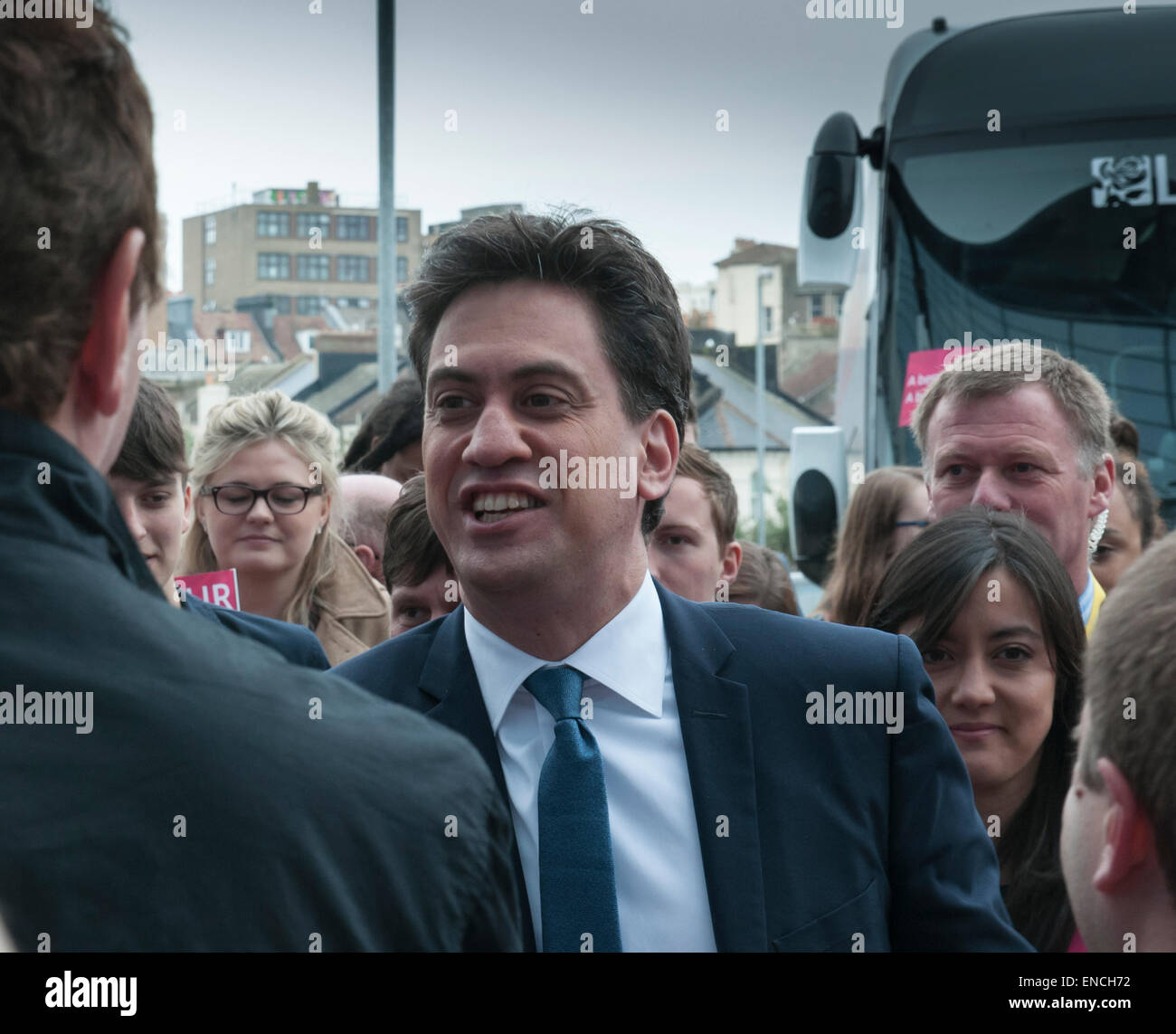 Hastings, East Sussex, Regno Unito.2 Maggio 2015.Gli ultimi giorni di campagna elettorale come Ed Miliband visite chiave circoscrizione marginale Hastings e segale. Sorridente fiduciosi ed e piuttosto Sarah Owen, in basso a destra al di fuori del Sussex Coast College. Credito: David Burr/Alamy Live News Foto Stock