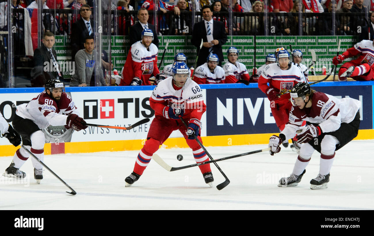 Da sinistra: Koba Jass della Lettonia, Jaromir Jagr di Repubblica Ceca e Rodrigo Abols della Lettonia in azione durante i Campionati del Mondo di disco su ghiaccio Gruppo un match Repubblica Ceca vs Lettonia a Praga Repubblica Ceca, 2 maggio 2015. (CTK foto/Michal Kamaryt) Foto Stock
