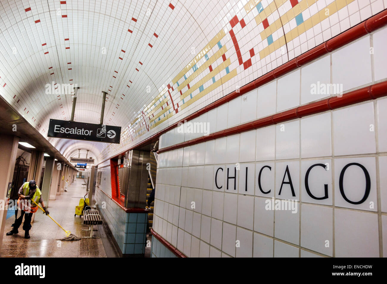 Chicago Illinois, Chicago Transit Authority, CTA, sistema di trasporto pubblico, linea rossa, stazione di Chicago, cartello, scala mobile, piastrelle, soffitto ad arco, uomo nero Foto Stock