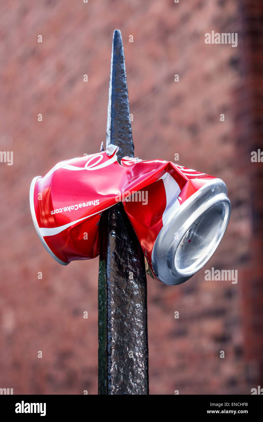 Chicago Illinois, North Side, Lincoln Park, West Fullerton Avenue, Coca-Cola, CAN, impalato, posto recinzione in ferro battuto, Sharp, IL140908088 Foto Stock