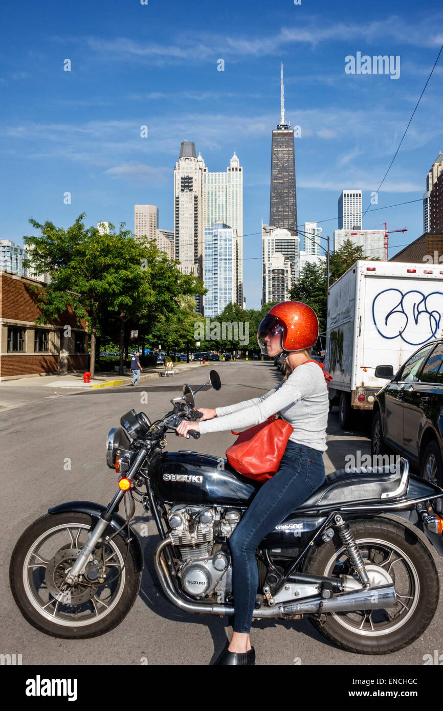 Chicago Illinois,North Side,Old Town Neighborhood,area comunita',moto moto,Suzuki,adulta adulta donna donna donna donna donna donna donna donna,fermato,casco,rosso Foto Stock