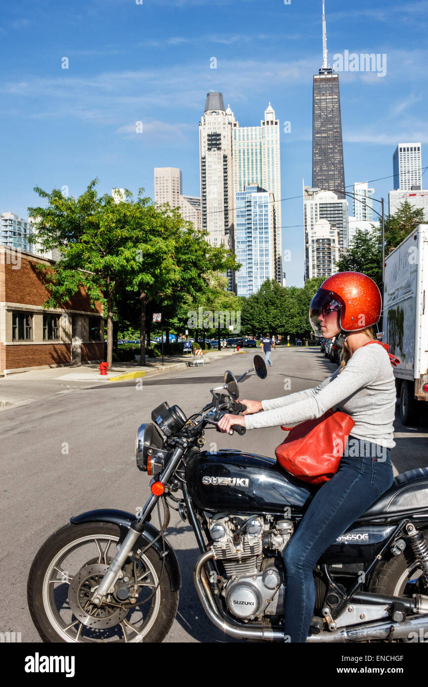 Chicago Illinois,North Side,Old Town Neighborhood,area della comunità,moto,Suzuki,donna donna donna donne,fermato,casco,rosso,tasca borsetta corrispondente Foto Stock