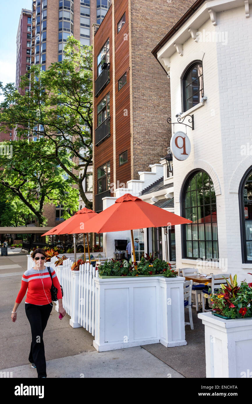 Chicago, Illinois, vicino a North Side, quartiere, Chicago q, ristoranti, ristoranti, ristoranti, ristoranti, ristoranti, caffetterie, bistrot, marciapiede, tavoli, ombrellone, adulti Foto Stock