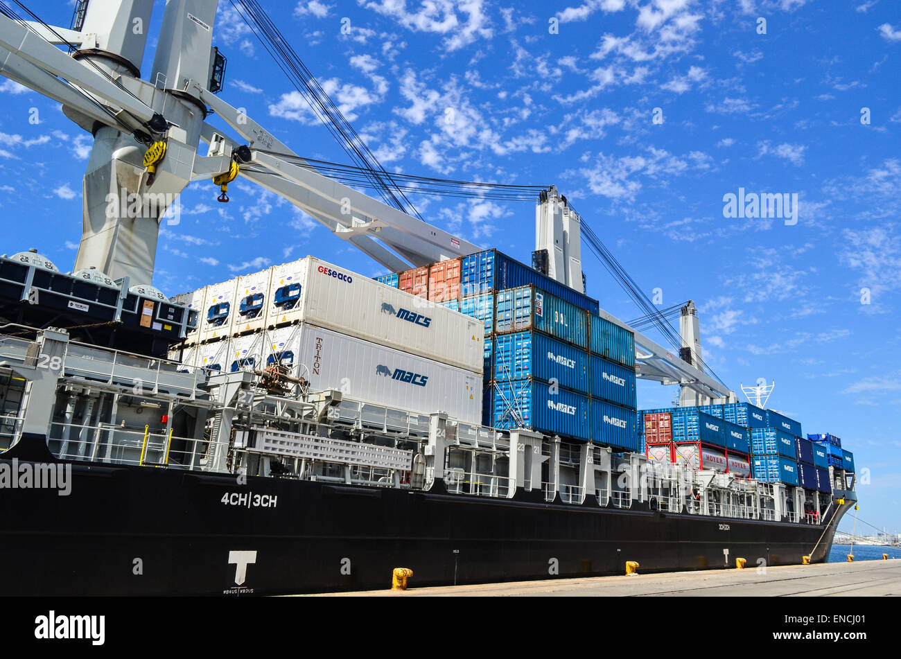 Una nave portacontainer nel porto di Città del Capo, Sud Africa Foto Stock