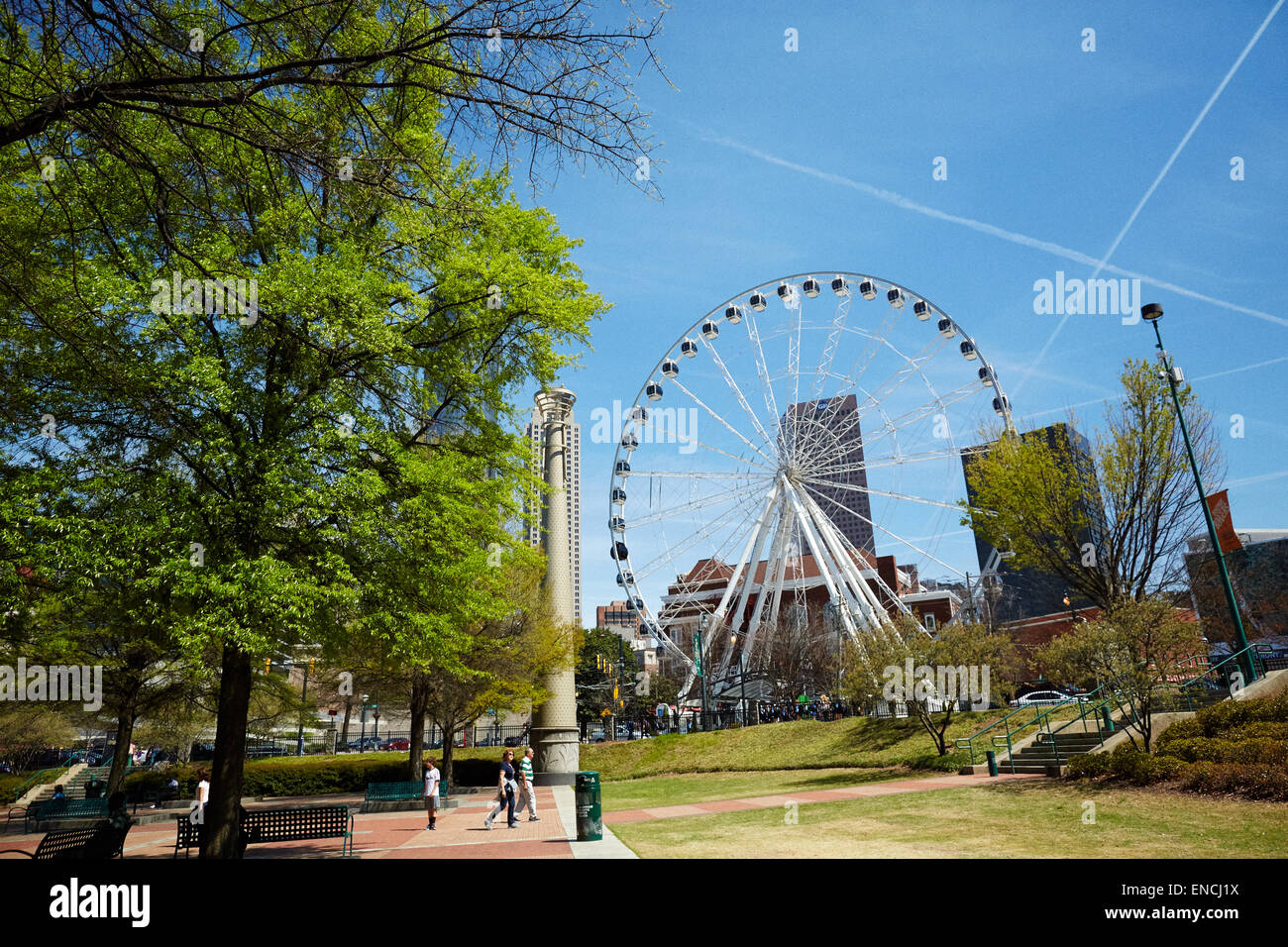 'Centro città Atlanta in Georga USA skyline con lui ruota panoramica Ferris in primo piano il Centennial Olympic Park è un 21-acri (85.000 m2) Foto Stock