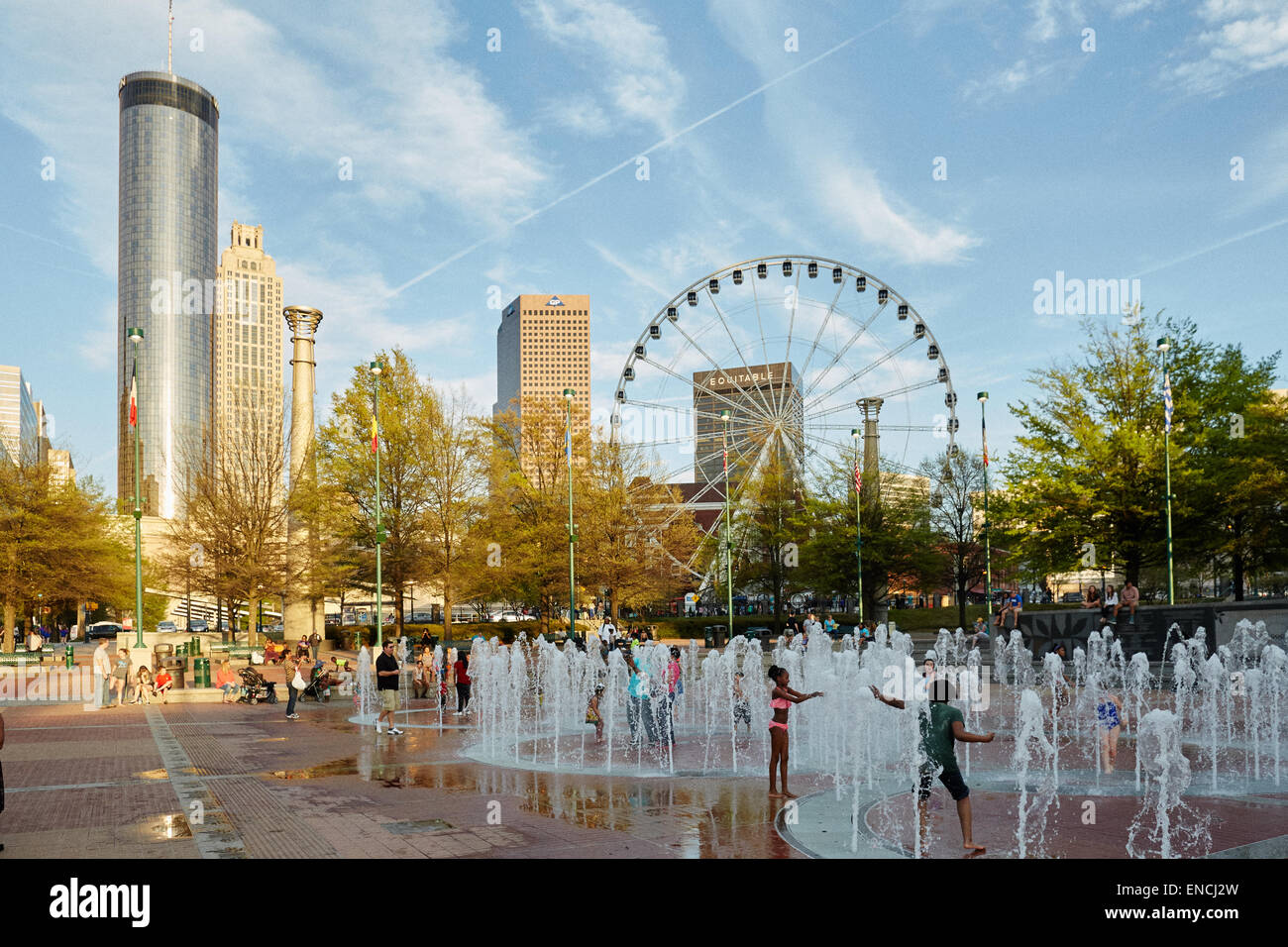'Centro città Atlanta in Georga USA skyline con lui ruota panoramica Ferris in primo piano il Centennial Olympic Park è un 21-acri (85.000 m2) Foto Stock