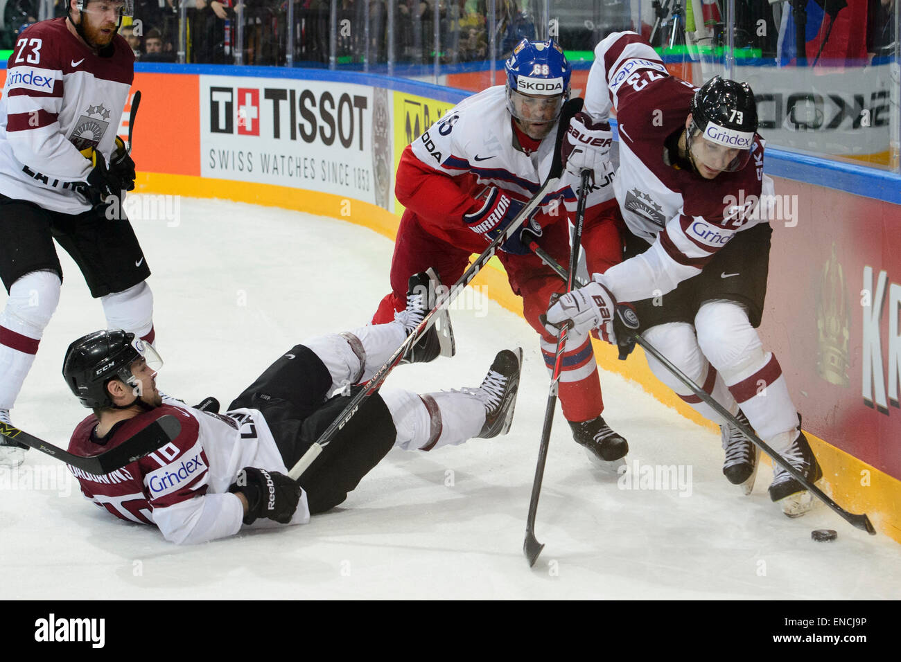 Da sinistra: Aleksandrs Jerofejevs e Rodrigo Abols della Lettonia, Jaromir Jagr di Repubblica Ceca e Gunars Skvorcovs della Lettonia in azione durante i Campionati del Mondo di disco su ghiaccio Gruppo un match Repubblica Ceca vs Lettonia a Praga Repubblica Ceca, 2 maggio 2015. (CTK foto/Michal Kamaryt) Foto Stock