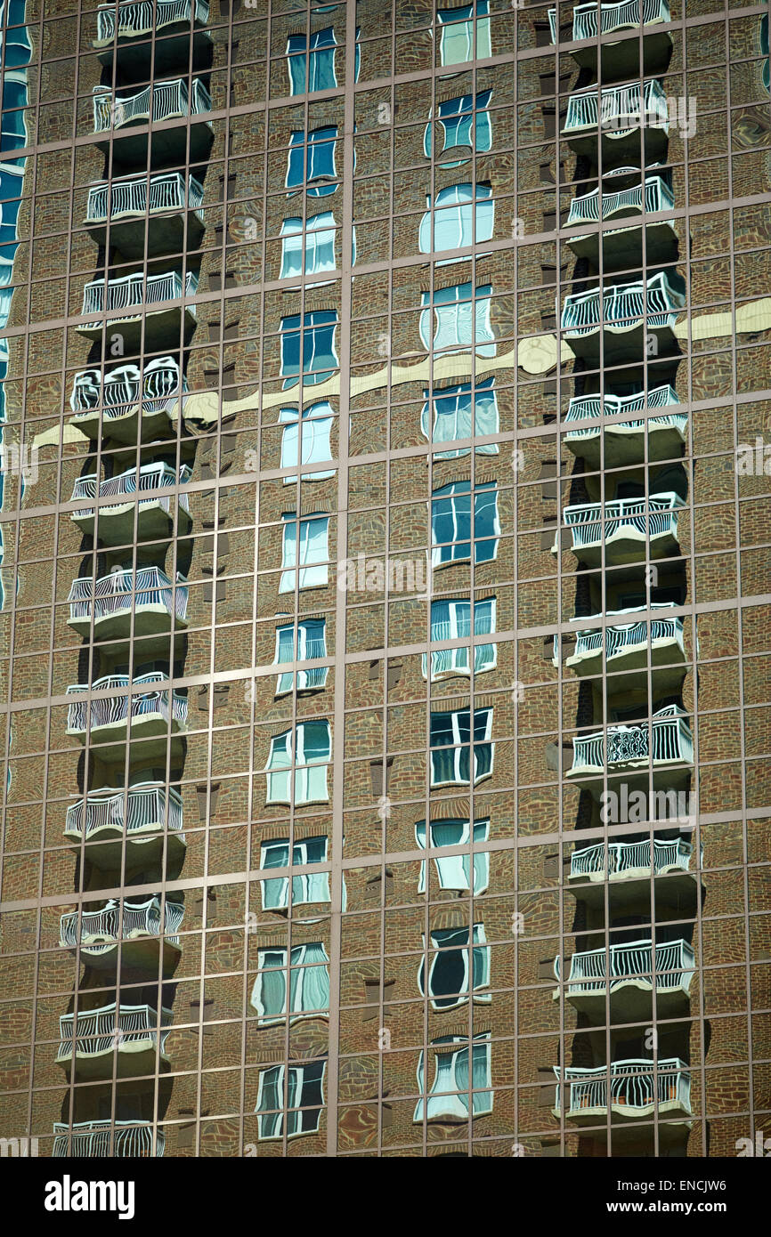 Il centro cittadino di Atlanta in Georgia USA Museum Tower 285 Centennial Olympic Park Drive si riflette in una finestra in vetro Foto Stock