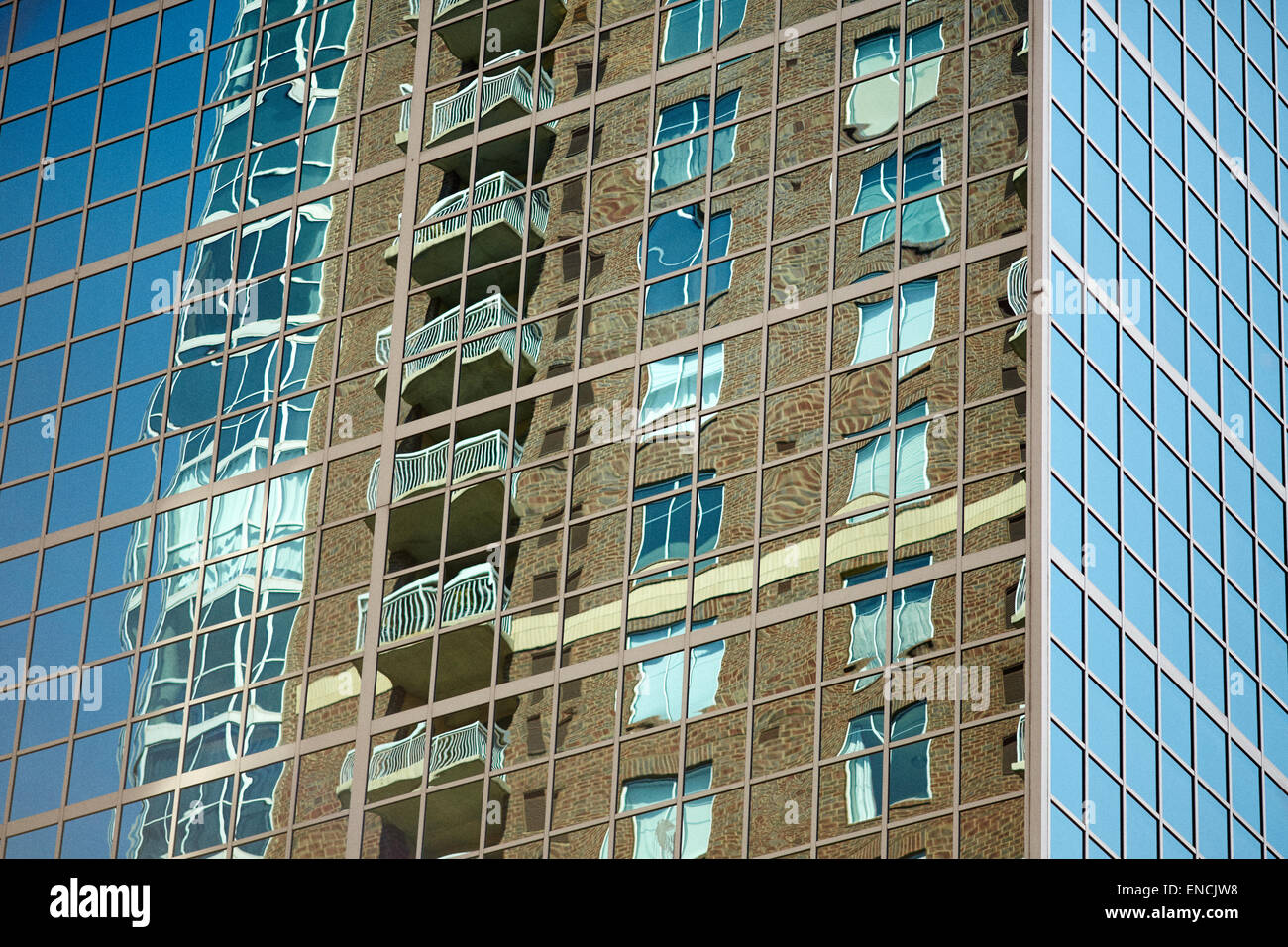 Il centro cittadino di Atlanta in Georgia USA Museum Tower 285 Centennial Olympic Park Drive si riflette in una finestra in vetro Foto Stock