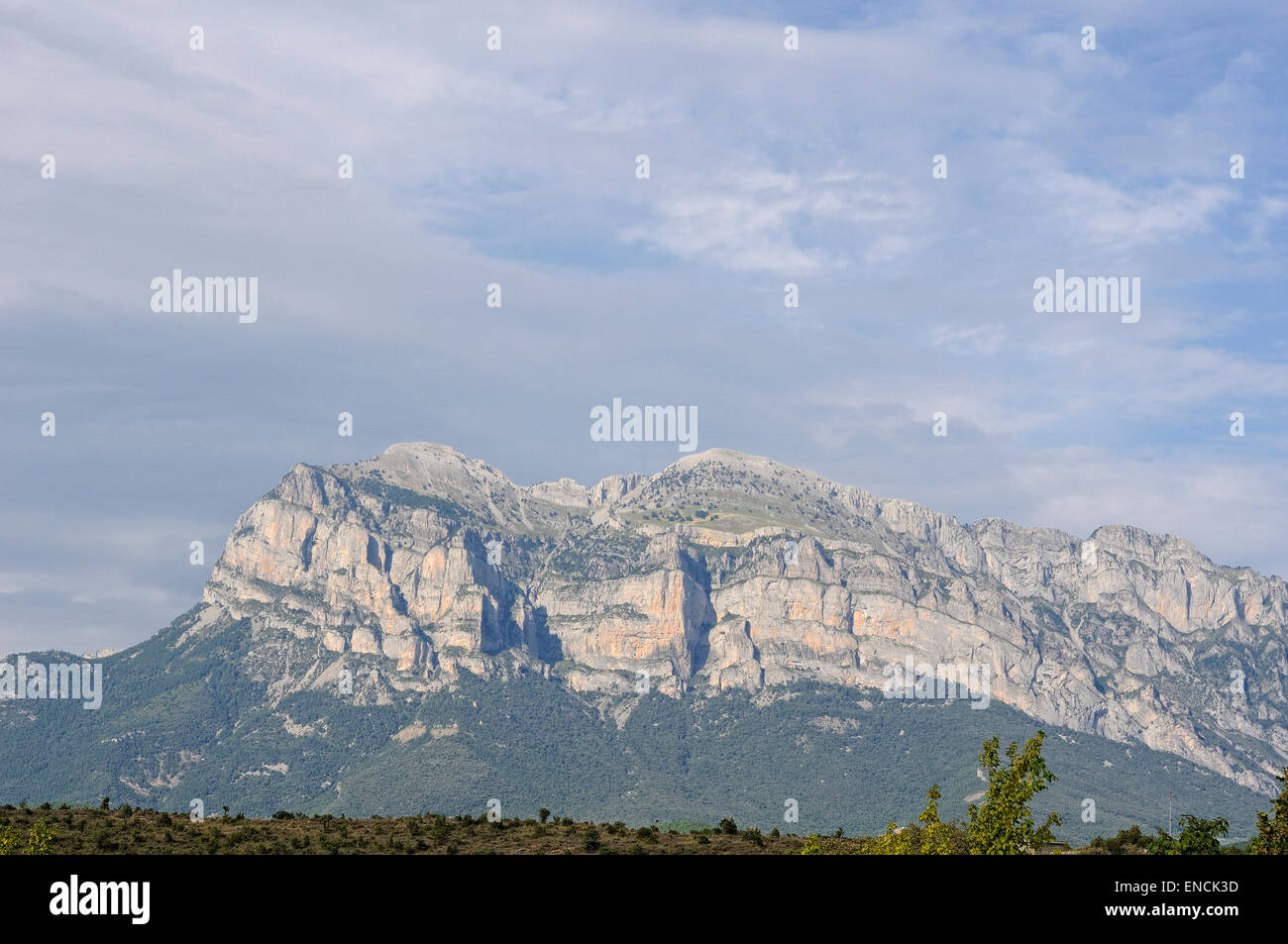 Vista panoramica della Peña Montañesa fom Ainsa. Pirenei spagnoli. Aragona. Spagna. Foto Stock