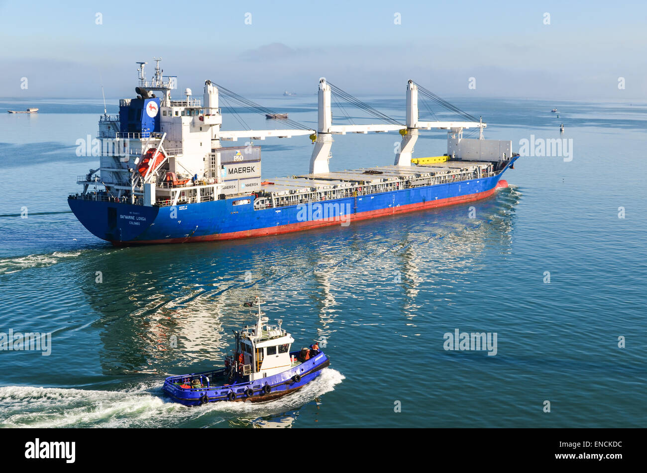 Rimorchiatore e Safmarine general cargo nave nel porto di Walvis Bay, Namibia Foto Stock