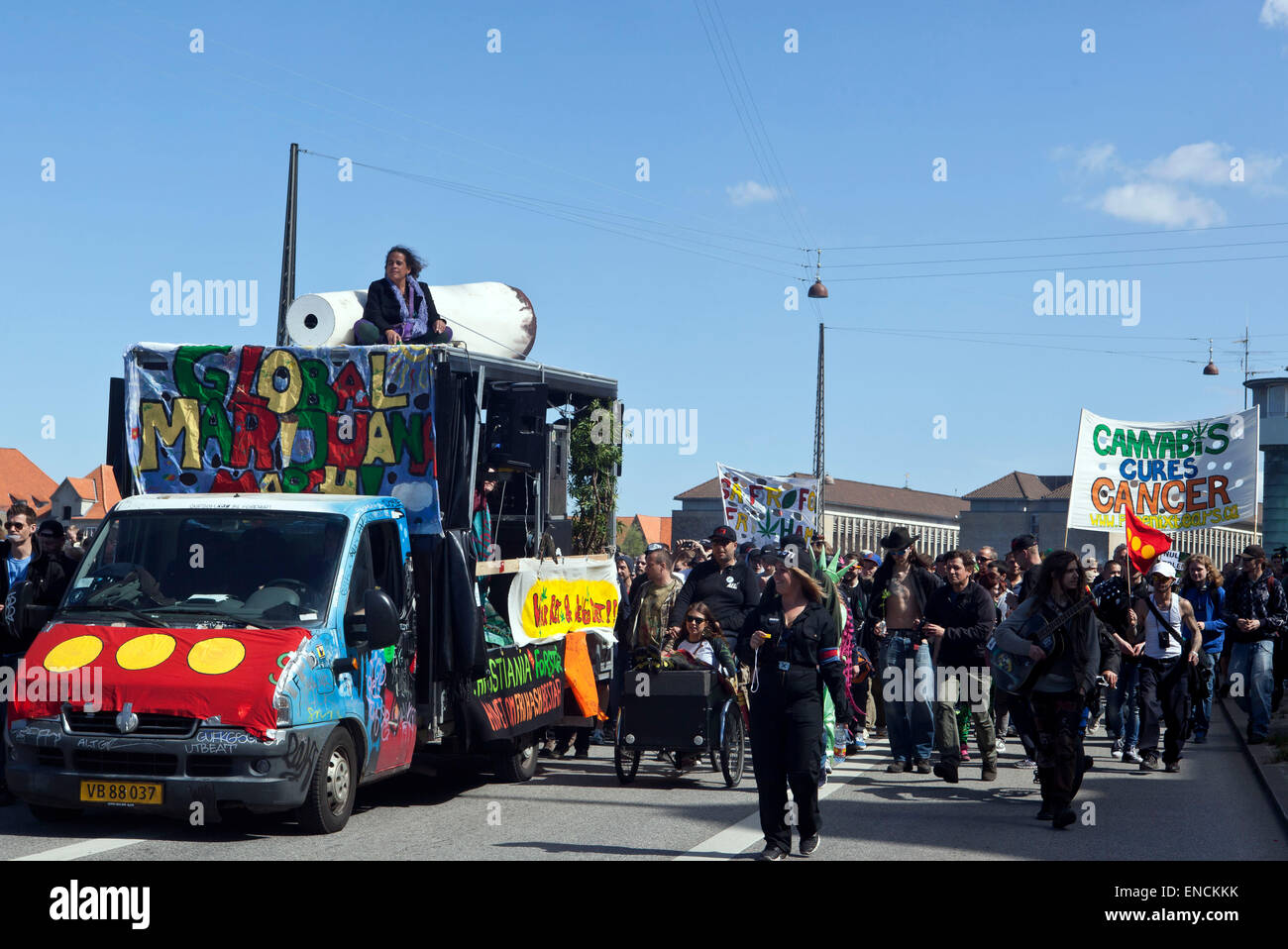 Copenhagen, Danimarca. Il 2 maggio, 2015. Il rally di Copenaghen per libero la cannabis ha appena lasciato libero Comune Christiania dopo una breve pausa di fumare. Libera la cannabis è stata generosamente distribuito dal carrello e la polizia a guardia della grande manifestazione treno non interferiva Credito: OJPHOTOS/Alamy Live News Foto Stock