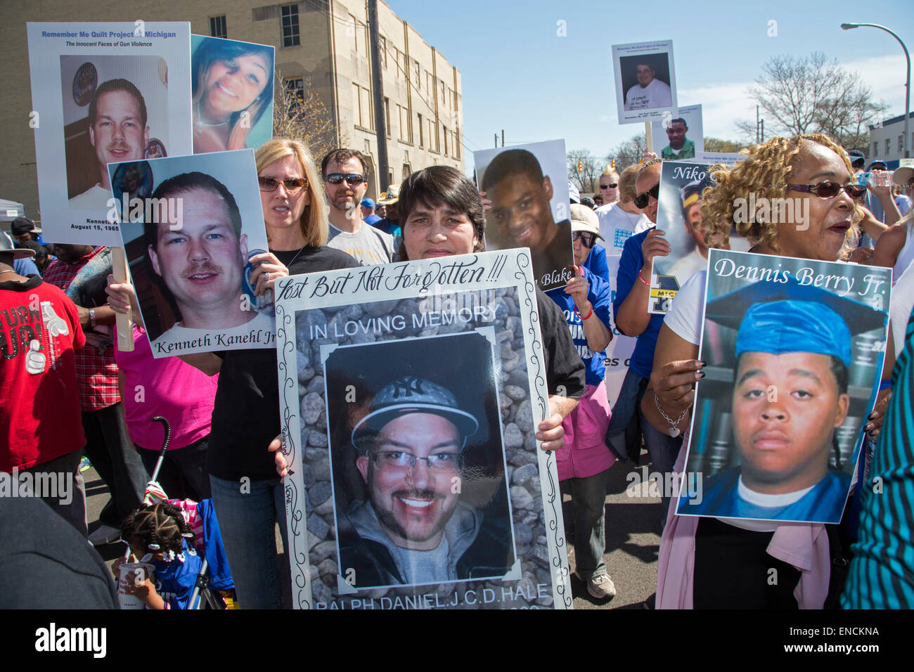 Detroit, Michigan, Stati Uniti d'America. Il 2 maggio, 2015. Tenendo le foto delle vittime di omicidio, centinaia hanno marciato contro la violenza pistola. "Passeggiata per l'Unità" si è svolto a Mack Avenue -- il confine tra per lo più nero di Detroit e in gran parte white Grosse Pointe. Le comunità sono venuti insieme poiché il dicembre 2014 omicidi di due ragazze: un nero Detroit studente di college e bianco Grosse Pointe studente di scuola superiore. Credito: Jim West/Alamy Live News Foto Stock