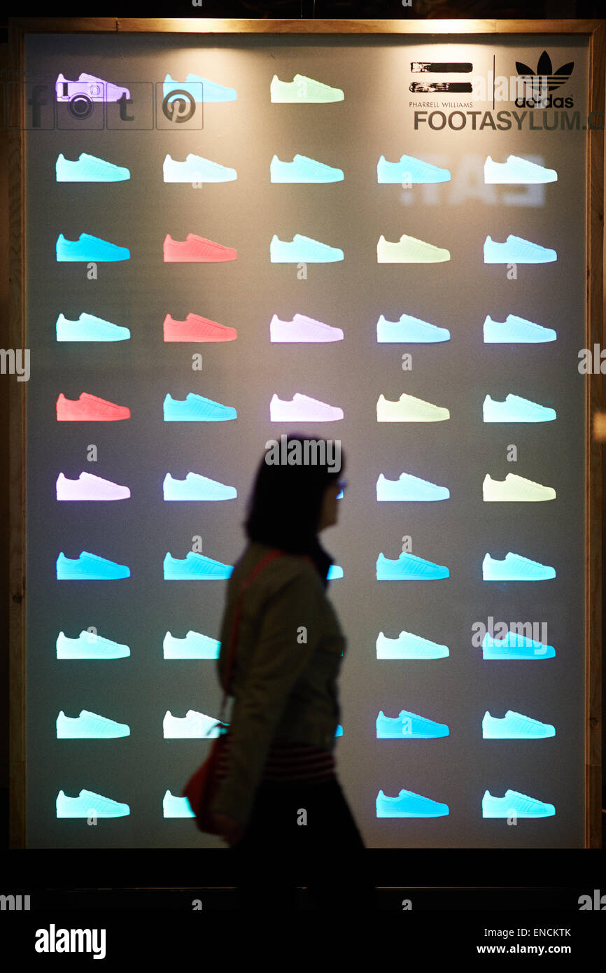 Adidas superstar immagini e fotografie stock ad alta risoluzione - Alamy