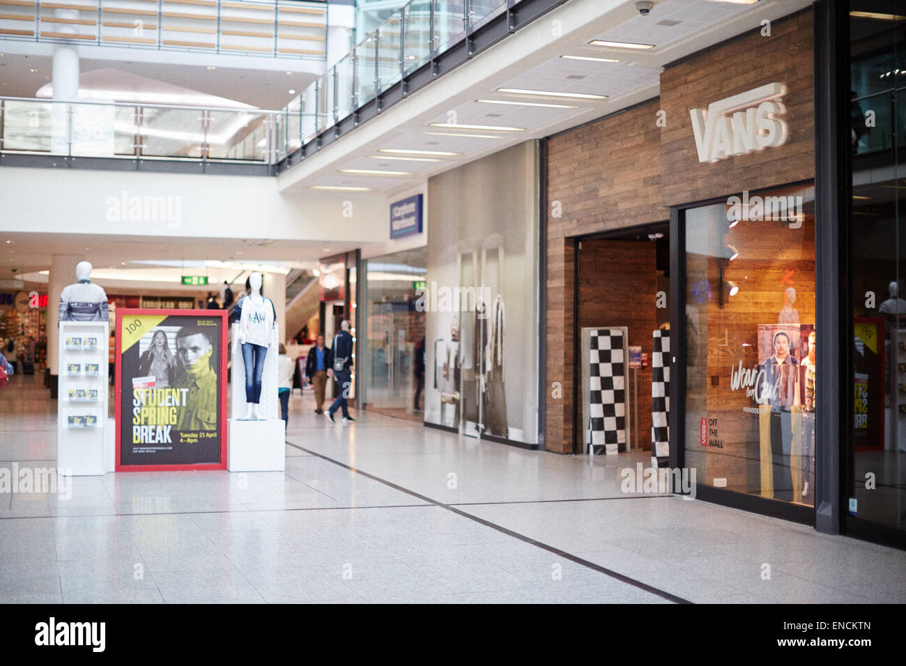 Indossare il fuori la finestra di visualizzazione a Manchester Arndale shopping centre in Manchester REGNO UNITO Foto Stock