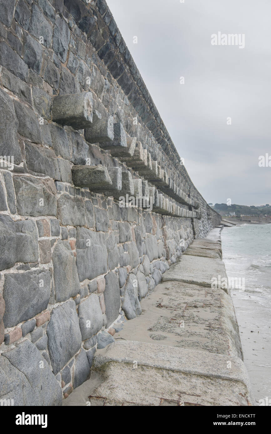 Il granito della parete del mare sulla costa occidentale dell'isola di Guernsey, isole del canale. Foto Stock