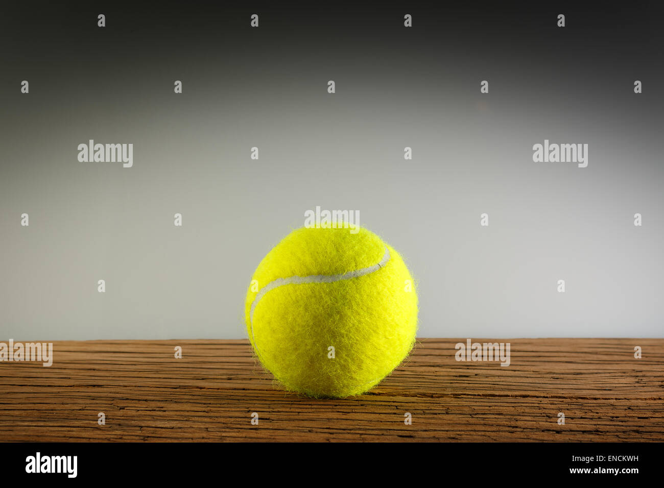 Nuovo giallo le palline da tennis su una tavola di legno. In luce e ombra. Spazio copia testo in camera. Foto Stock