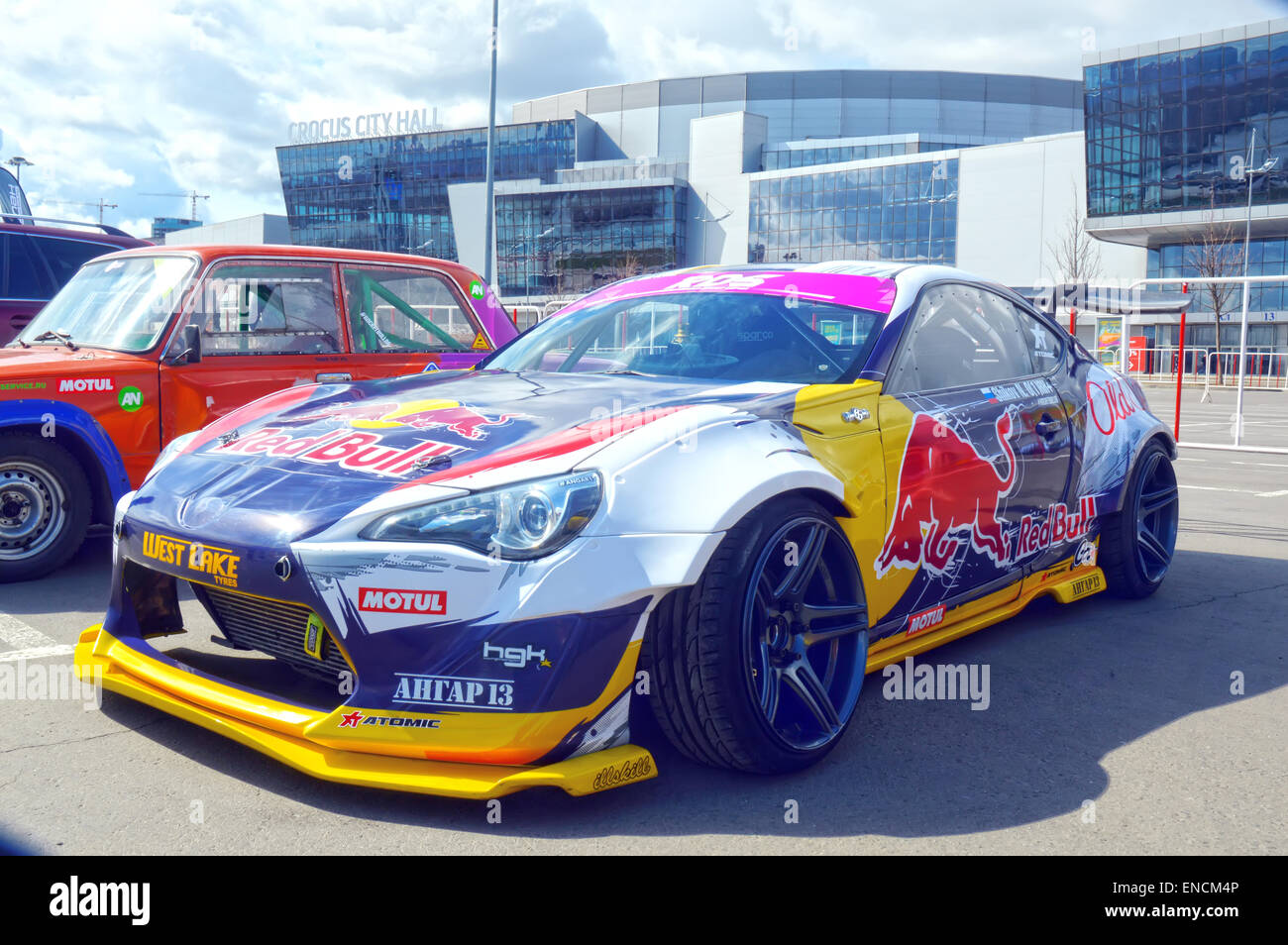 Racing car Mosca Nikita Shikova famoso drifter e sua Rocket Bull 86 Tuning Show 2015 russo serie di deriva Foto Stock