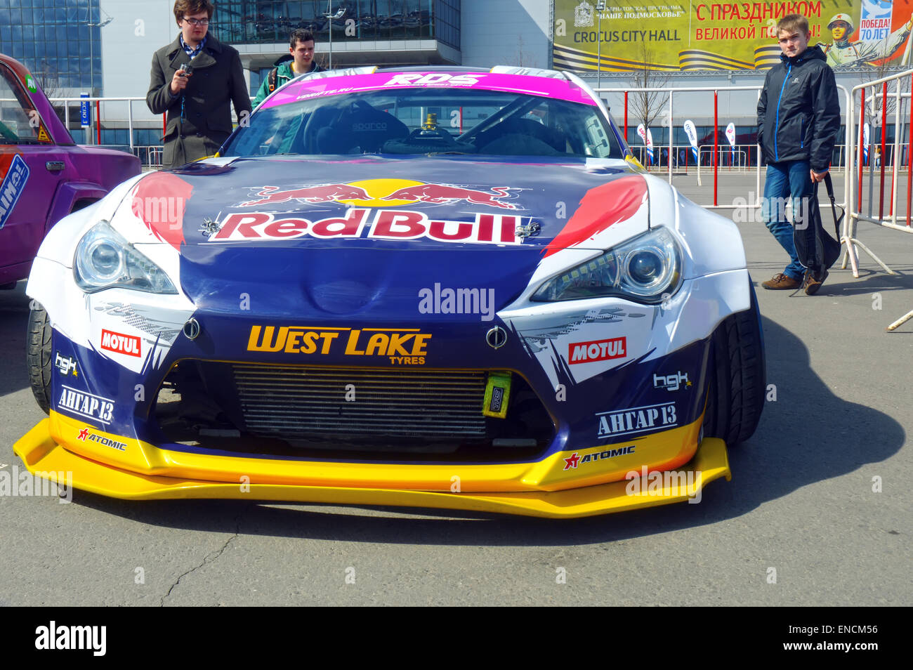 Racing car Mosca Nikita Shikova famoso drifter e sua Rocket Bull 86 Tuning Show 2015 russo serie di deriva Foto Stock