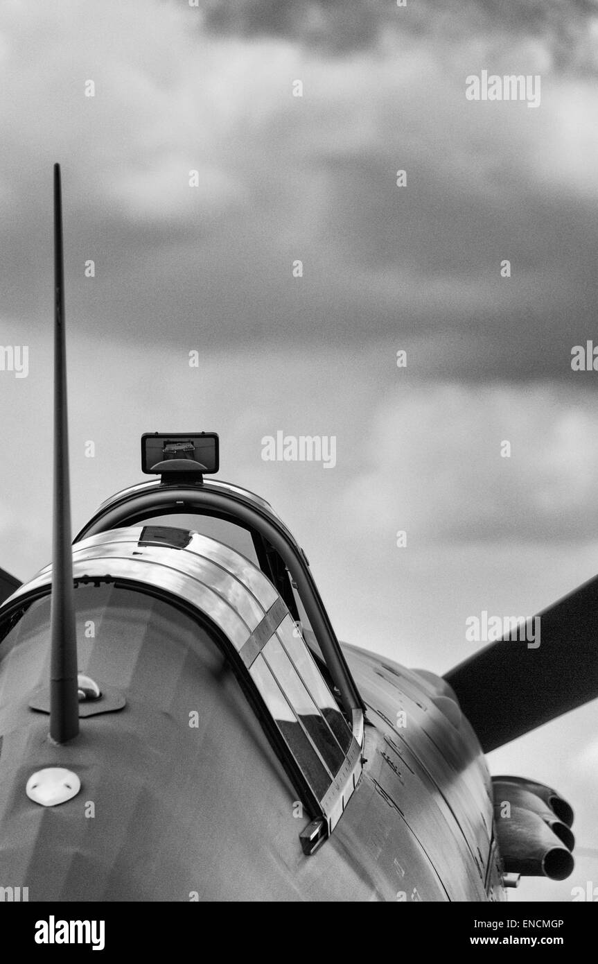 Immagine in bianco e nero di un Royal Air Force uragano aereo da combattimento sotto un cielo tempestoso Foto Stock