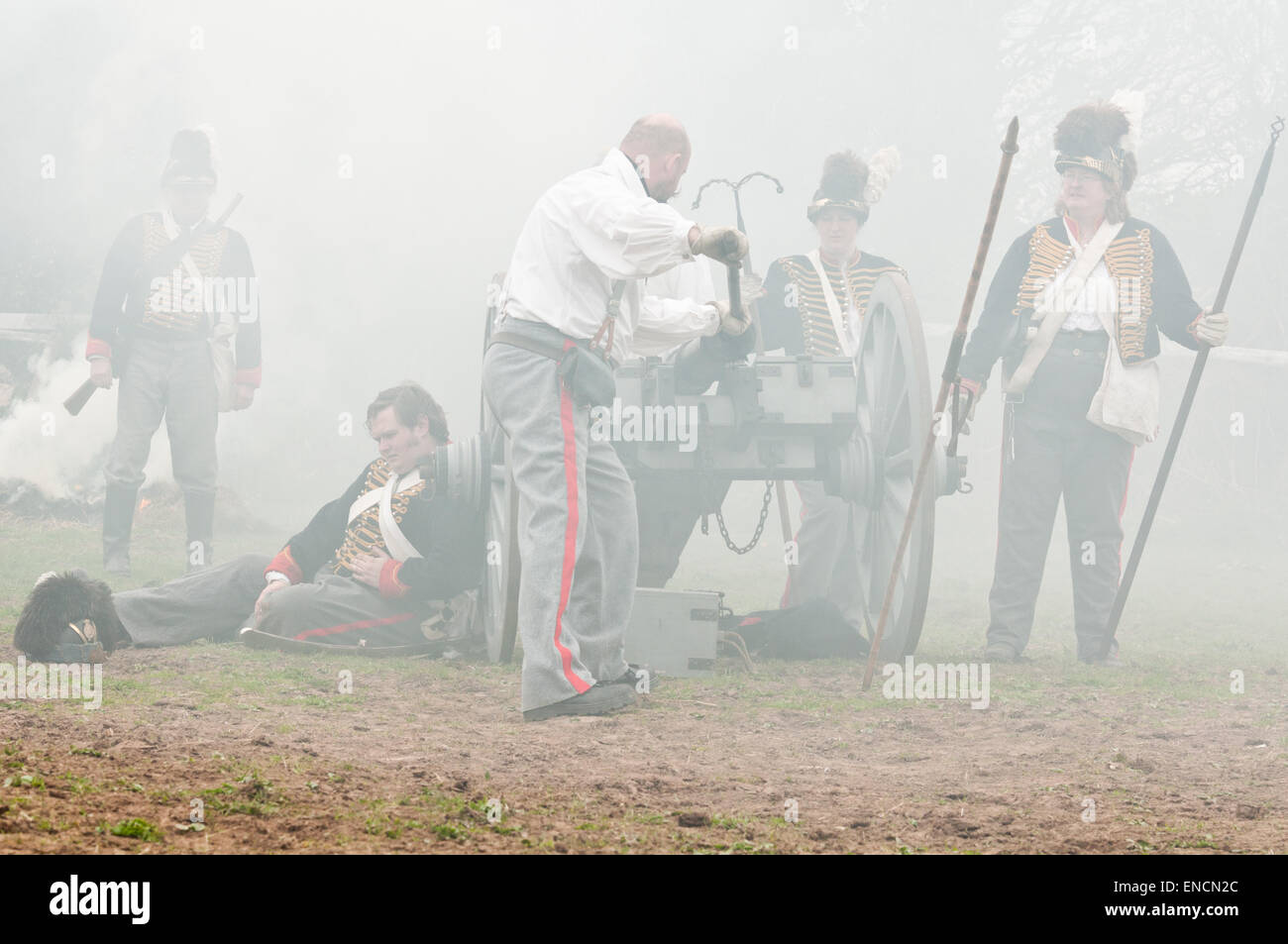 Artiglieria a cavallo in una piena di fumo rievocazione della battaglia di Warterloo Foto Stock