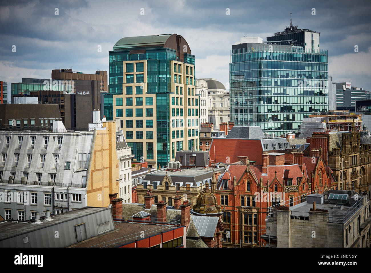 Vista di Manchester shkline edifici per uffici in King Street area della città Foto Stock