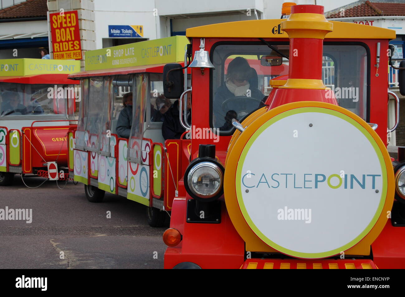 Un treno su strada che va su e giù per il lungomare a Bournemouth, Inghilterra. Foto Stock