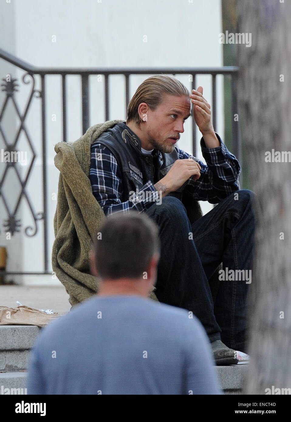 Charlie Hunnam è armato e pericoloso come egli mira ad uccidere l'ultimo episodio della hit show 'Sons di anarchia' riprese in Pasadena ca. L'attore è stato visto trattati in una coperta a giocare un ruolo di una persona senza dimora e emersa per uccidere con un fucile carico in pubblico. Charlie è catturare le ultime 3 scene del suo hit biker visualizza. Dotato di: Charlie Hunnam dove: Pasadena, California, Stati Uniti quando: 28 Ott 2014 Foto Stock