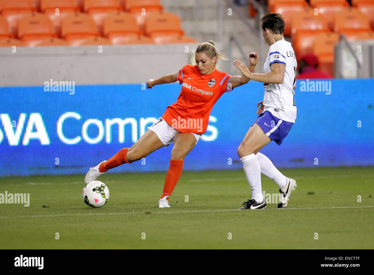 Houston, TX, Stati Uniti d'America. 02Maggio, 2015. Houston Dash avanti Kealia Ohai #7 tagli indietro con la palla mentre è difeso da FC Kansas City defender Amy LePeilbet #17 durante la NWSL stagione regolare corrispondenza tra la Houston Dash e FC Kansas City da BBVA Compass Stadium di Houston, TX. (Erik Williams/CSM) Credito: csm/Alamy Live News Foto Stock