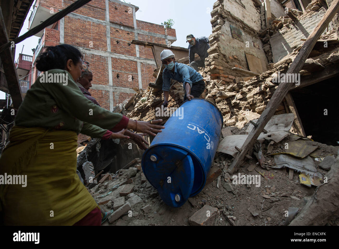 Kathmandu, Nepal. Il 2 maggio, 2015. Un uomo dare un grande serbatoio come possono compilare acqua perché le tubazioni sono non funzionante a causa del terremoto. Credito: Guillaume Payen/ZUMA filo/ZUMAPRESS.com/Alamy Live News Foto Stock