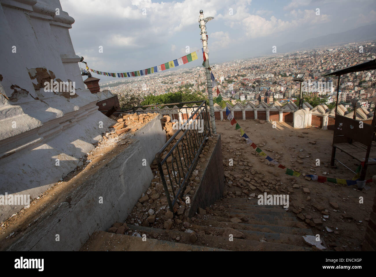 Kathmandu, Nepal. Il 2 maggio, 2015. Vista dalla Swayambhu Nath tempio una settimana dopo il terremoto. Credito: Guillaume Payen/ZUMA filo/ZUMAPRESS.com/Alamy Live News Foto Stock