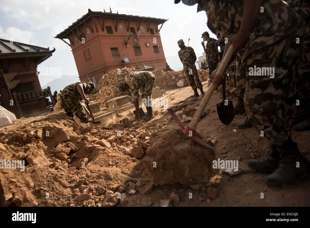 Kathmandu, Nepal. Il 2 maggio, 2015. Esercito rimuovere macerie al Swayambhu Nath Temple causati dal violento terremoto che ha colpito il Nepal una settimana fa. Credito: Guillaume Payen/ZUMA filo/ZUMAPRESS.com/Alamy Live News Foto Stock