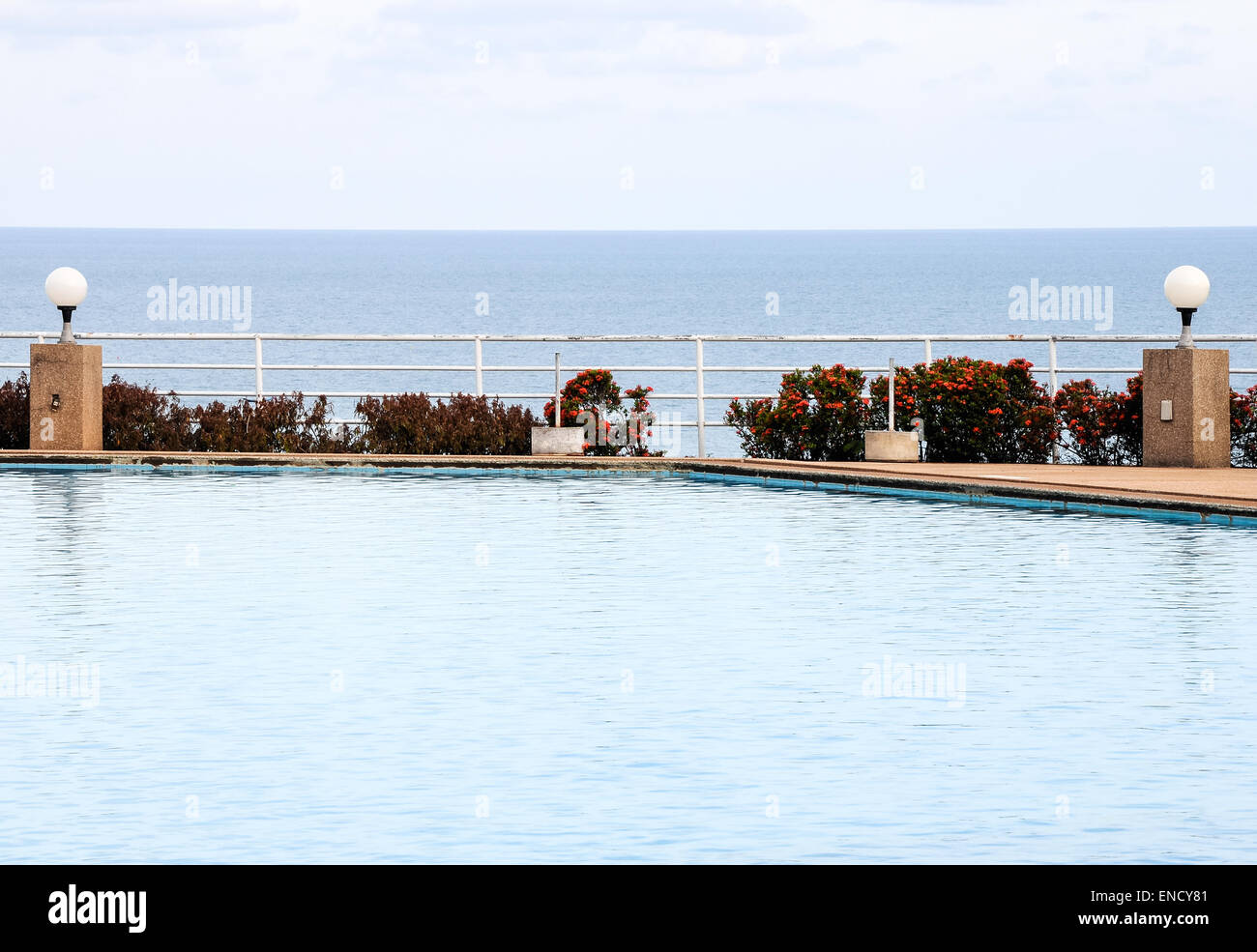 Cancellare una piscina accanto al mare tranquillo. Foto Stock