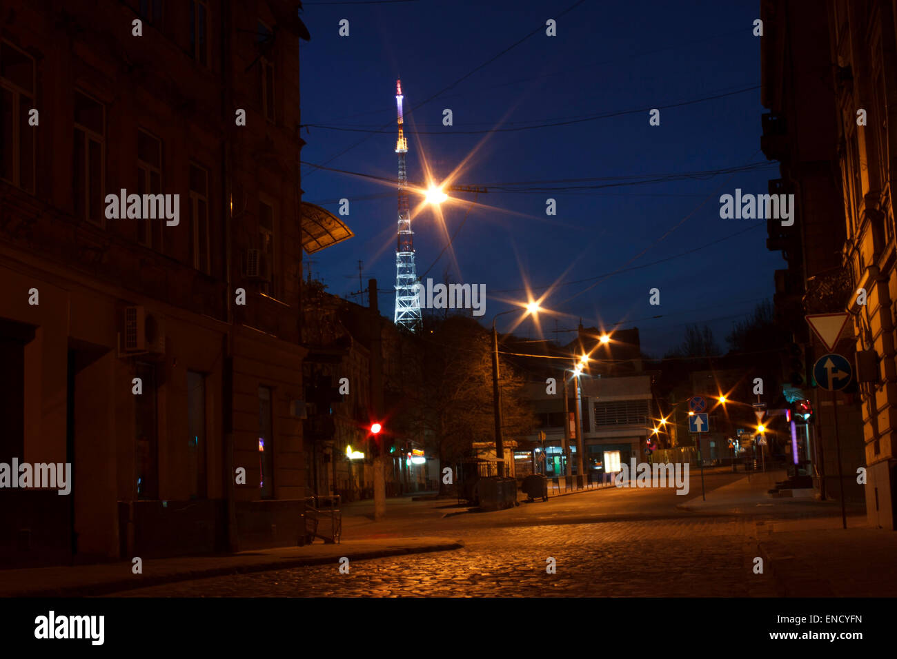 Vista sulla strada e la torre televisiva di Lviv di notte Foto Stock