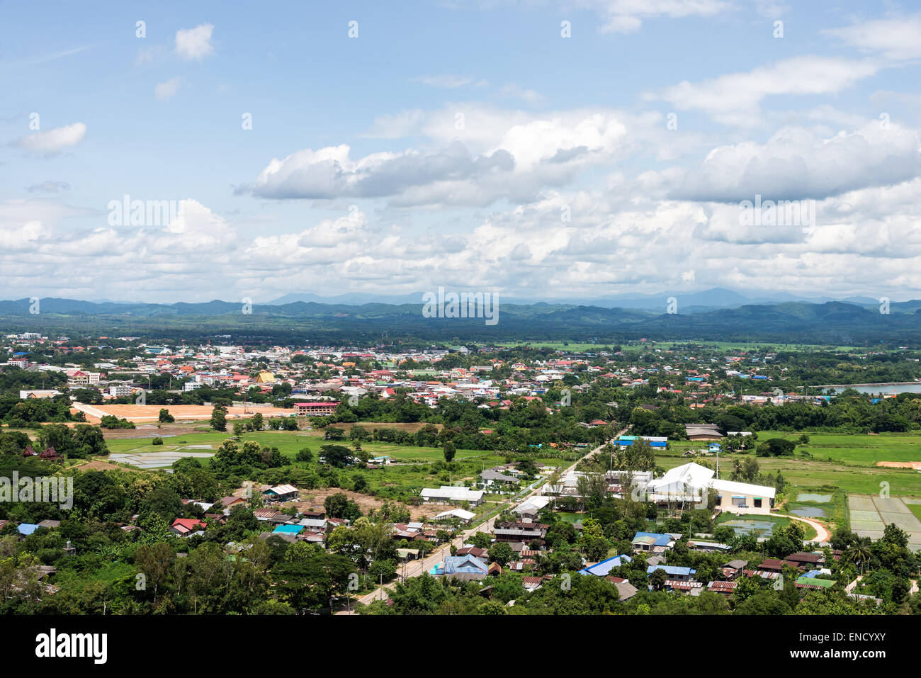 Città di sviluppo nelle valli del nord della Thailandia. Foto Stock