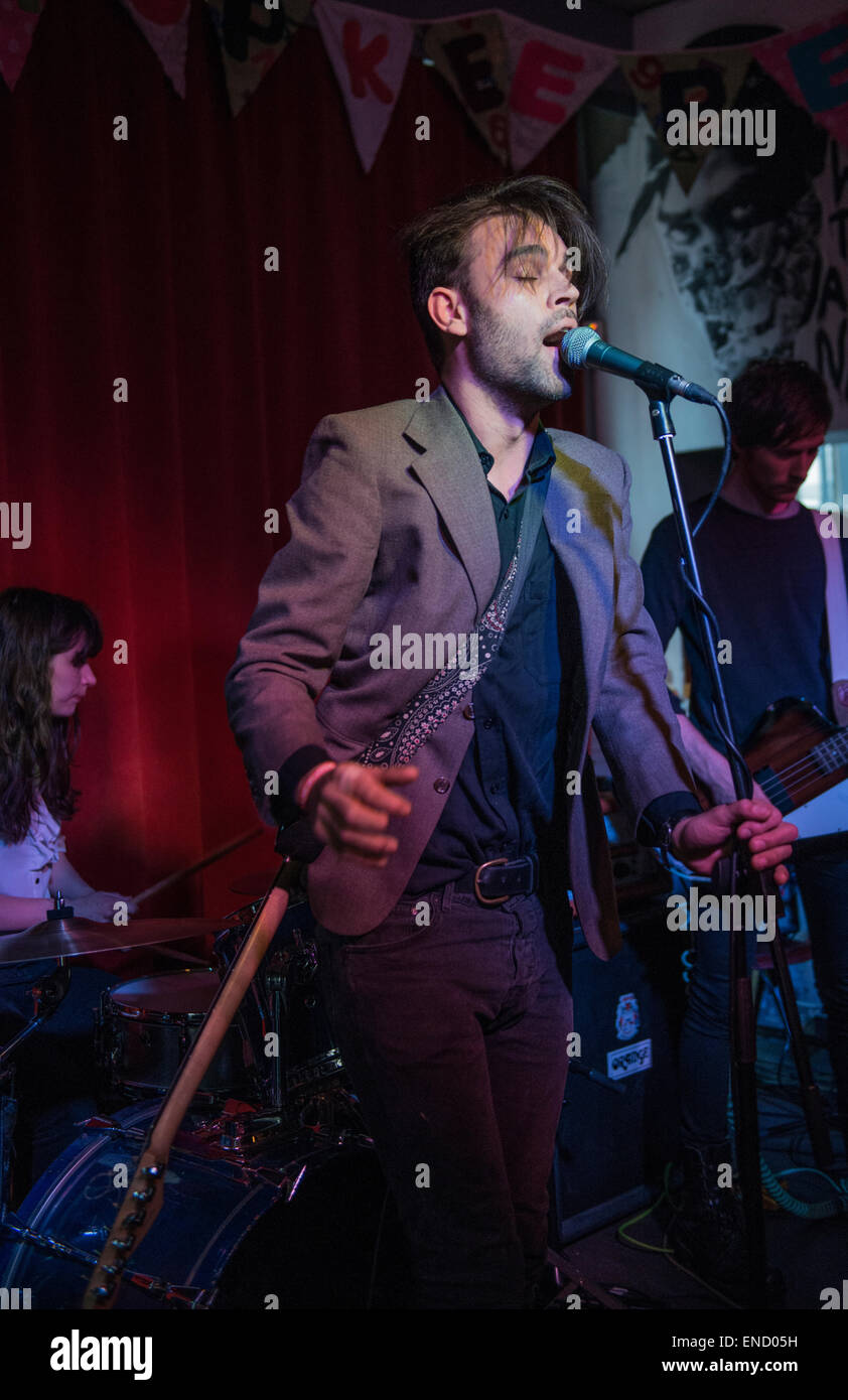 Leeds, Regno Unito. Il 2 maggio 2015. Scarlet Rascal eseguire live a una nazione di commercianti come parte del vivere a Leeds 2015 Credit: Gary Mather/Alamy Live News Foto Stock