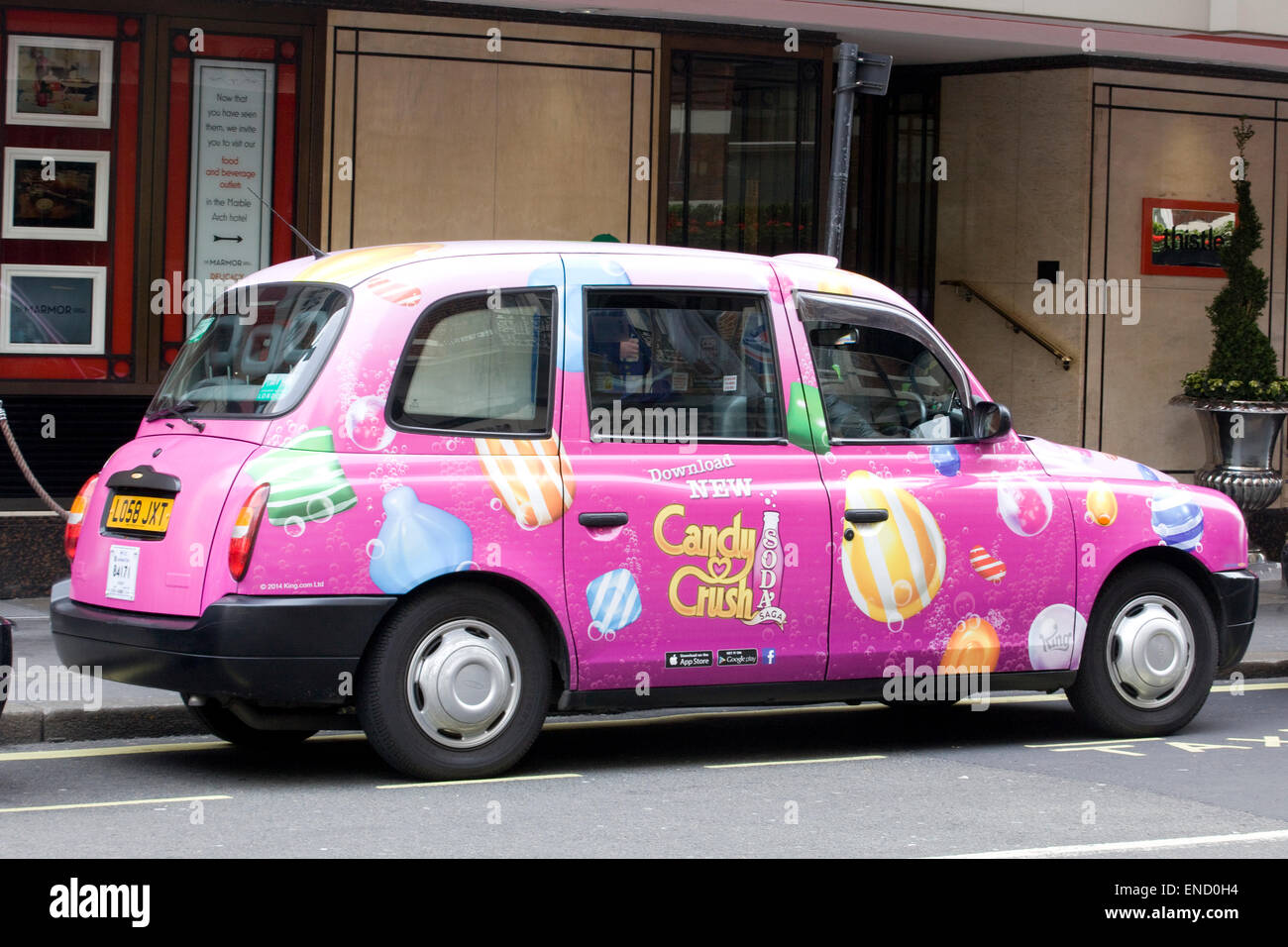 Londra Hackney Cab sponsorizzato da Candy Crush in London Inghilterra England Foto Stock