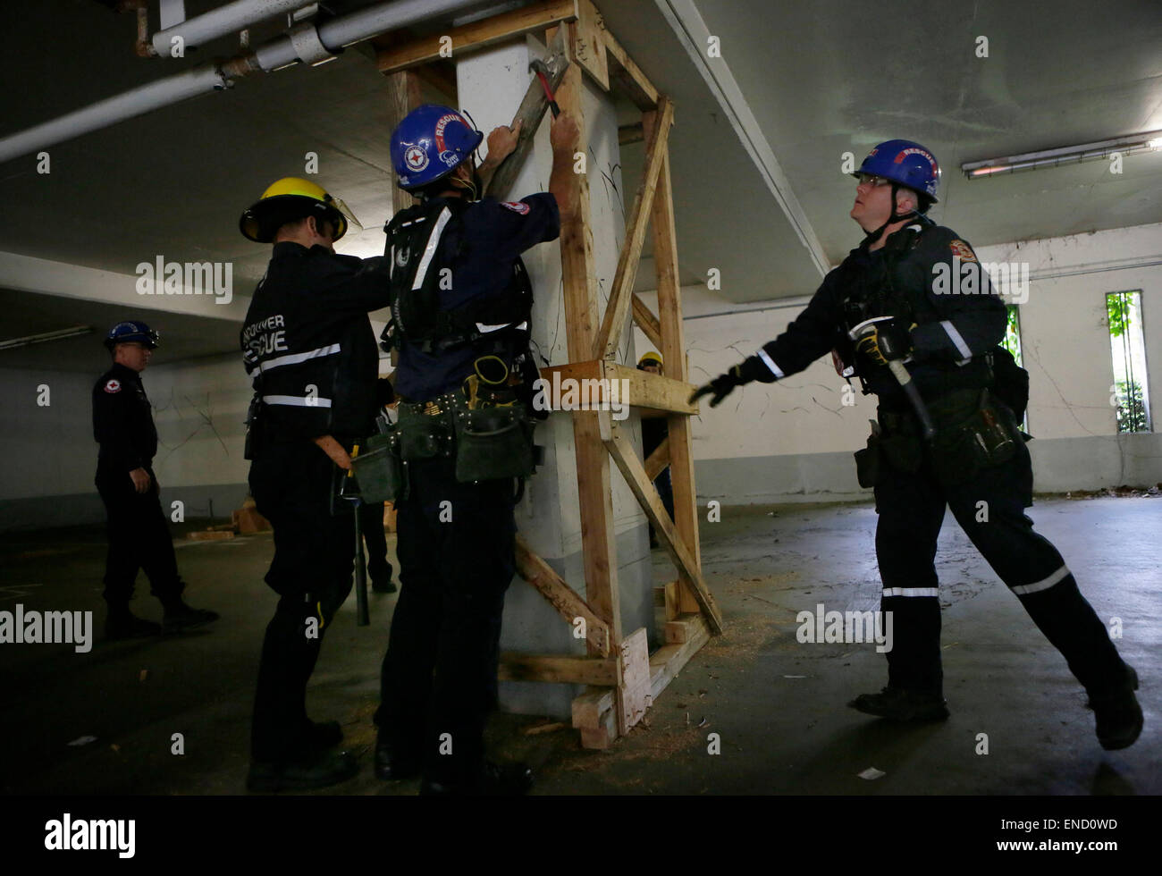 (150503) -- Vancouver, Canada, 3 maggio 2015 (Xinhua) -- i membri di Vancouver urbano pesanti operazioni di ricerca e salvataggio team dimostreranno come costruire strutture in legno per il supporto di un disaster scenario simulato presso il municipio di Vancouver, Canada, 2 maggio 2015. I membri da Vancouver pesante ricerca urbana e la squadra di salvataggio dimostrano diverse operazioni di ricerca e salvataggio tecniche e tattiche durante un disastro urbano simulazione alla city hall ha abbandonato est allegato per il kick off di emergenza nazionale la settimana di preparazione. (Xinhua Liang/sen) Foto Stock