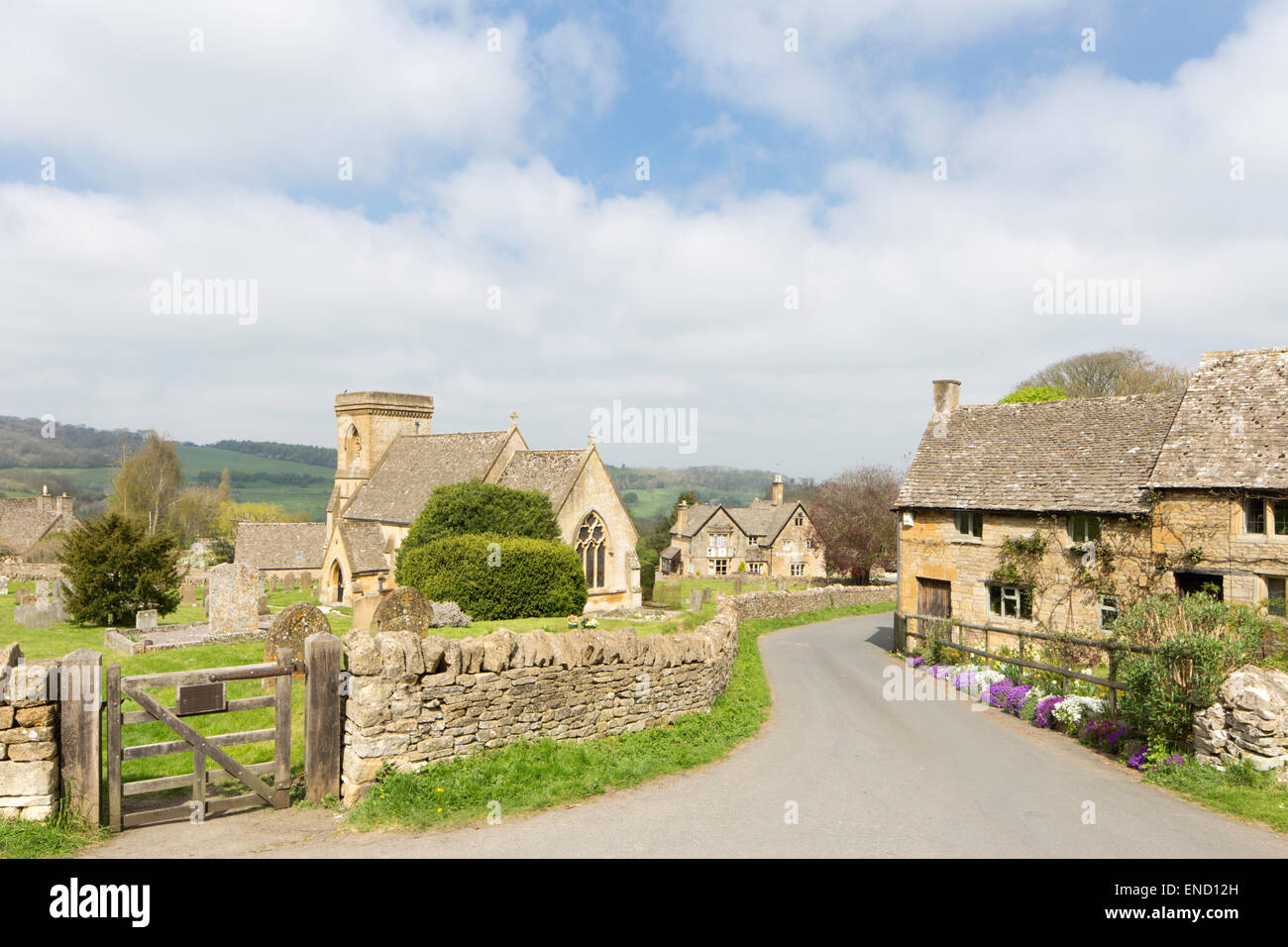 Il villaggio Costwold di Snowshill e la chiesa di San Barnaba vicino a Broadway in mattina presto luce, Gloucestershire, England, Regno Unito Foto Stock