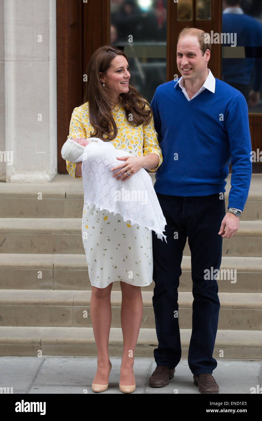 Il principe William e Catherine, duchessa di Cambridge visualizza il loro nuovo bambina al mondo sui gradini della Lindo ala. Foto Stock