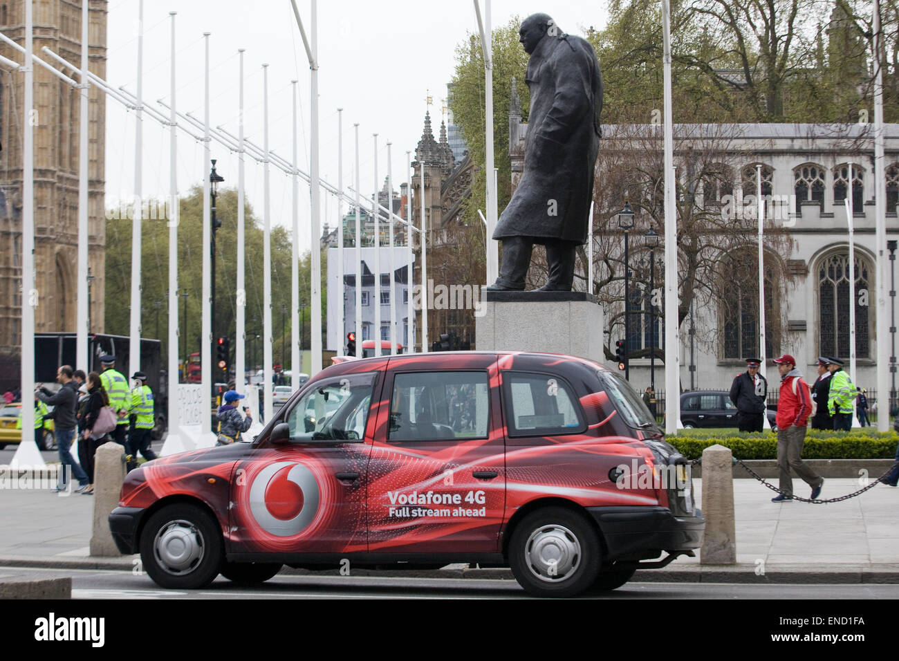 Londra Hackney Cab sponsorizzato da Vodafone con la statua di Winston Churchill in London Inghilterra England Foto Stock