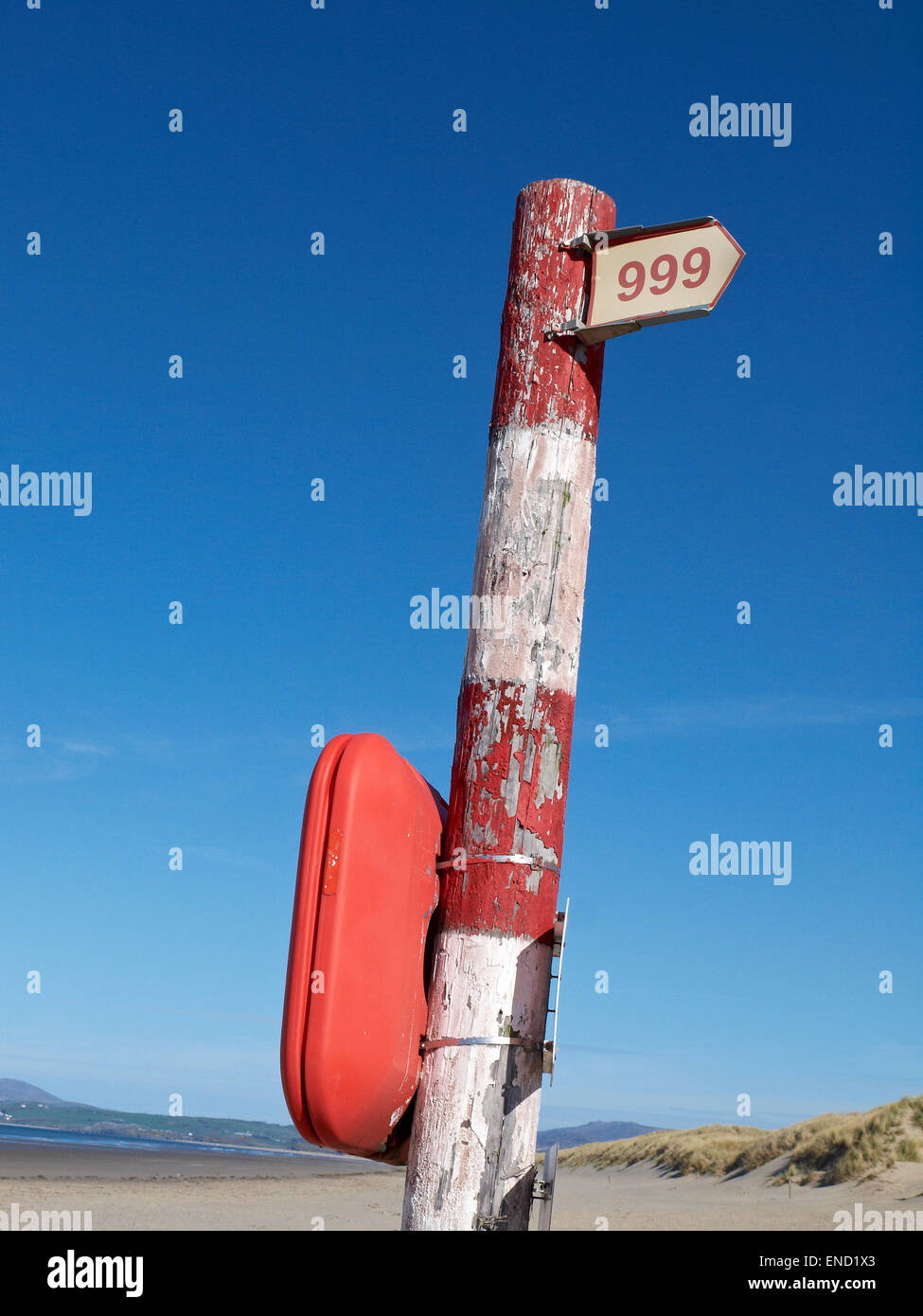 Numero telefonico di emergenza segno sulla spiaggia Harlech Gwynedd Wales UK Foto Stock